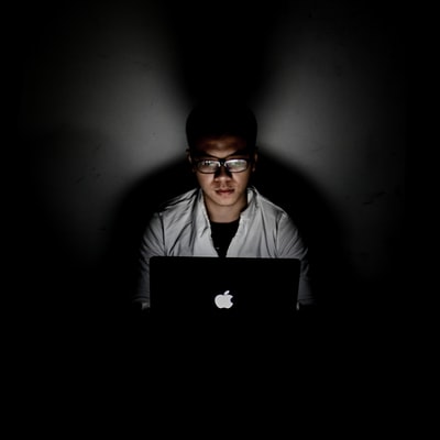 在暗室里用MacBook的人